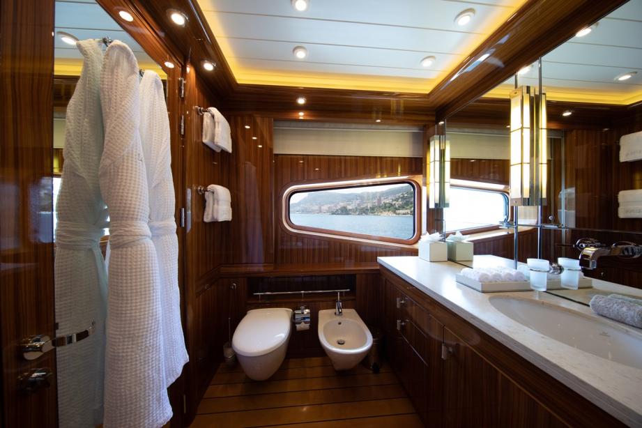 yacht AHS