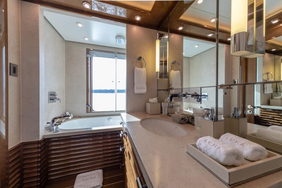 yacht AHS