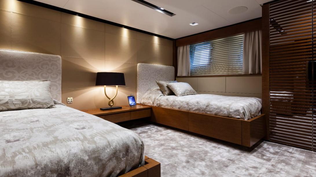 yacht Medially