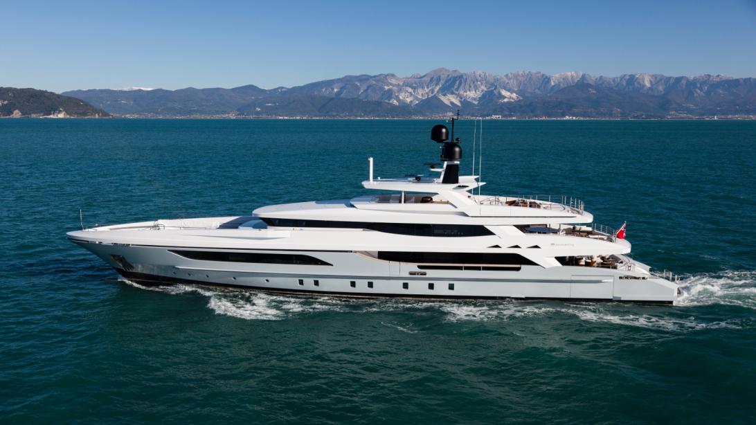 yacht Medially