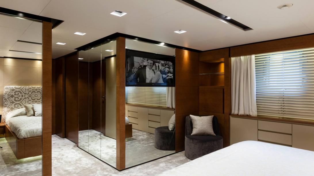yacht Medially