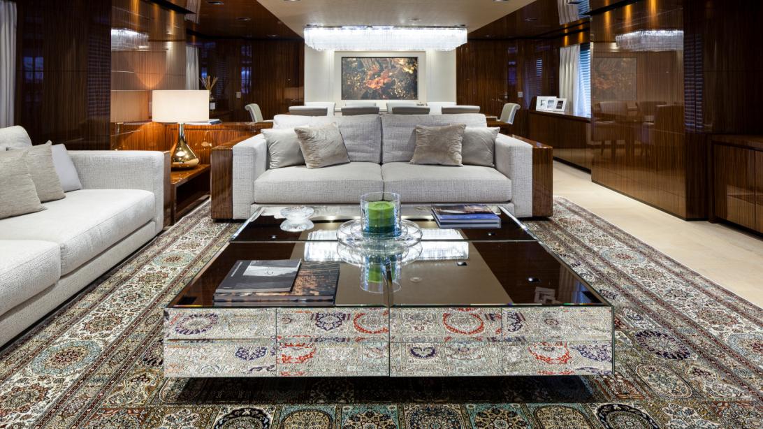 yacht Medially
