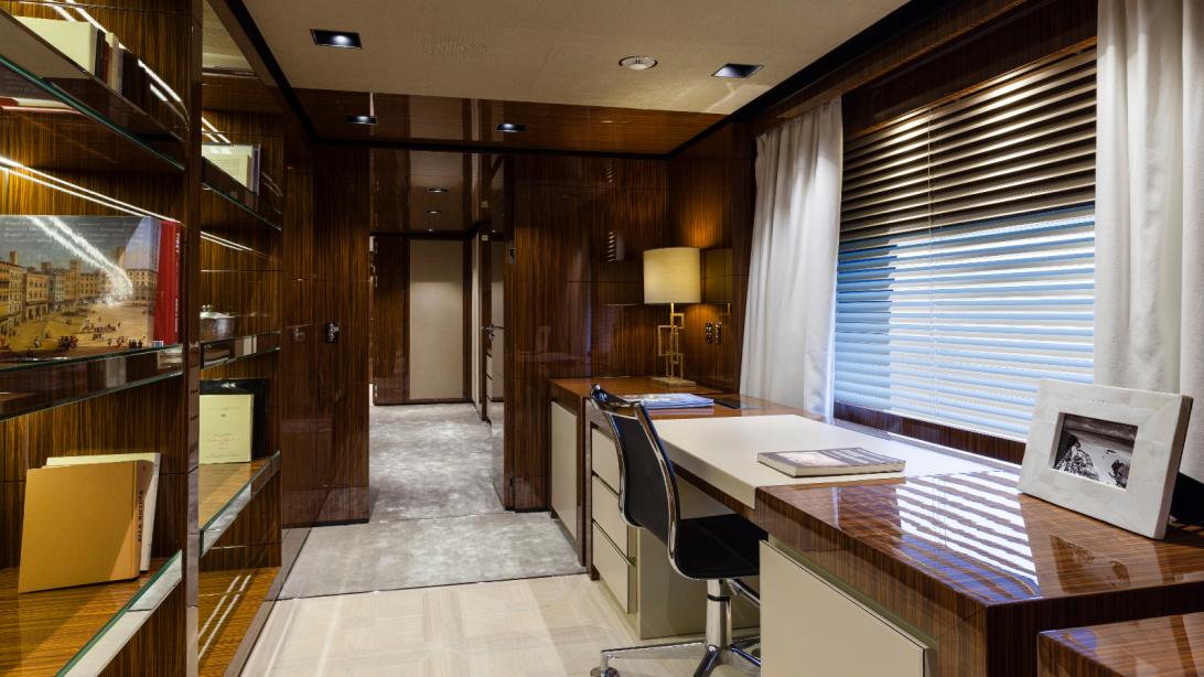 yacht Medially