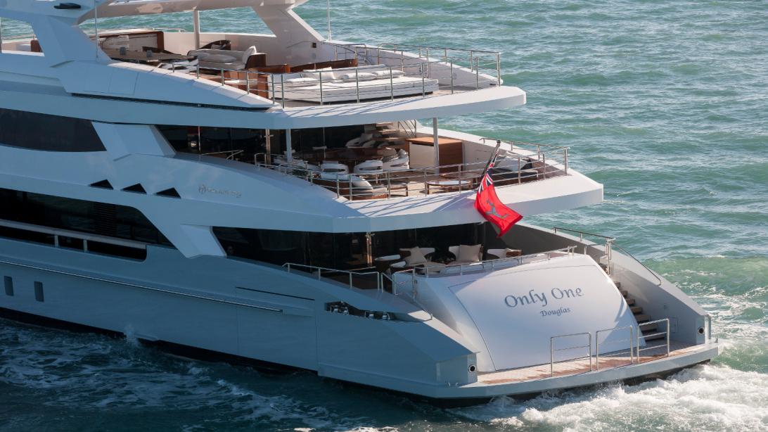 yacht Medially