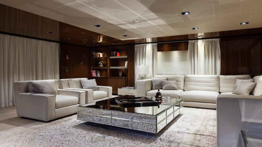 yacht Medially