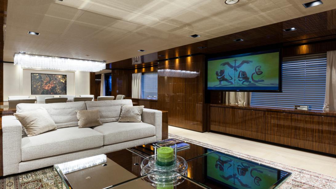 yacht Medially