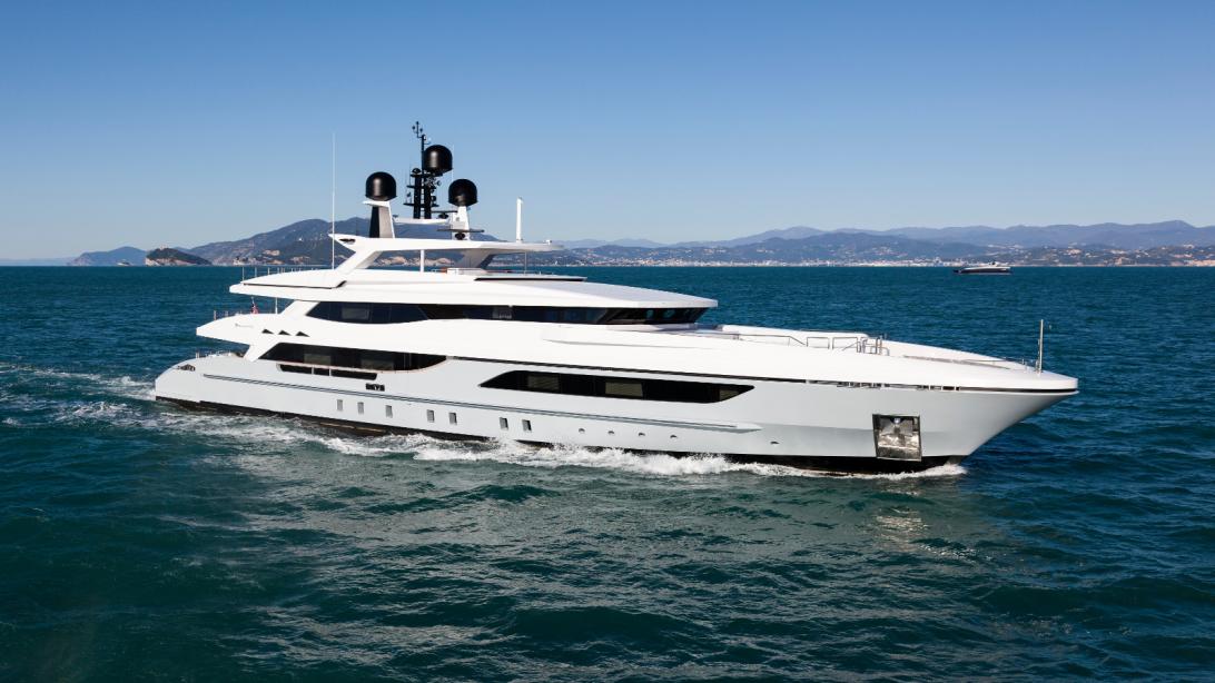 yacht Medially