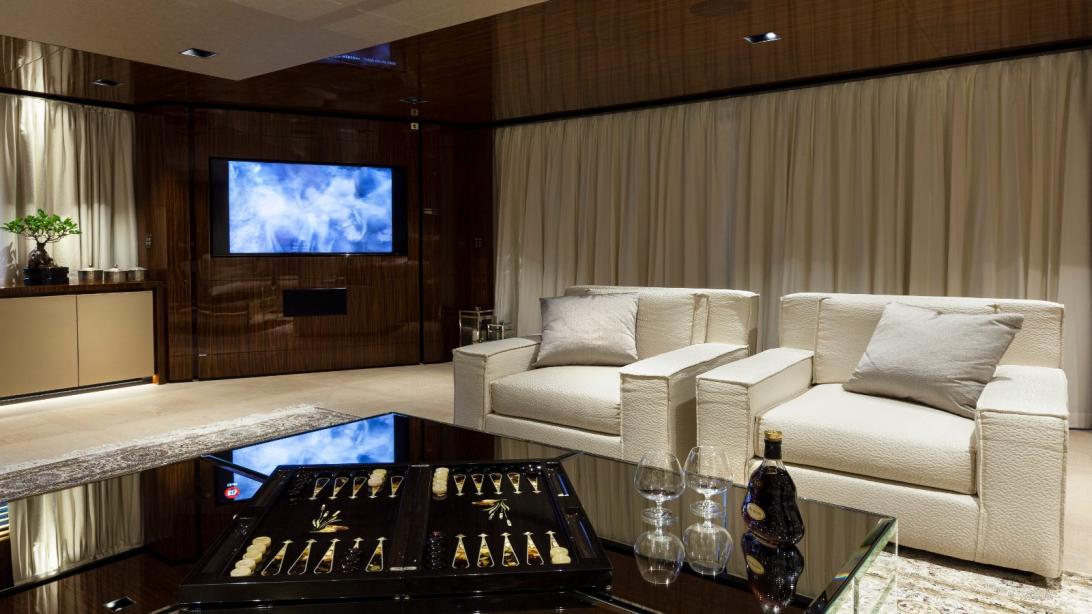 yacht Medially