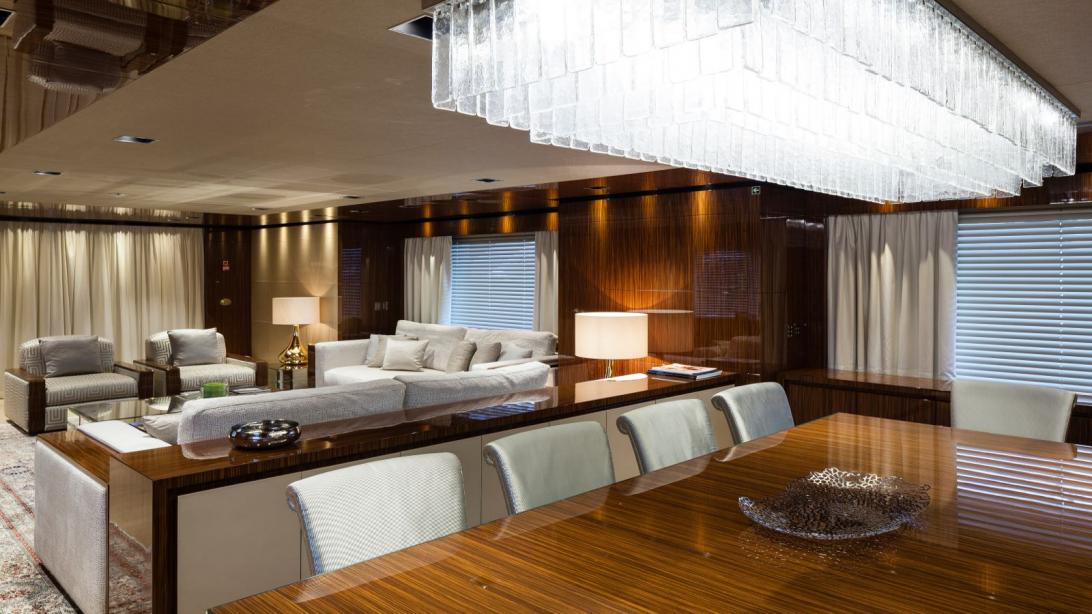 yacht Medially
